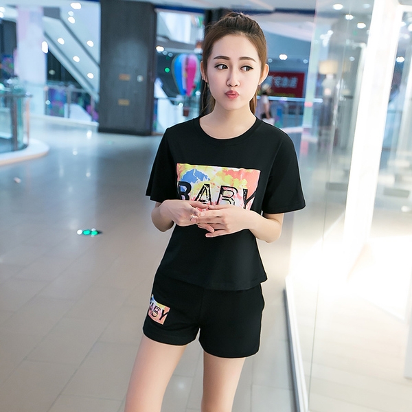 Αθλητική γυναικεία φόρμα σε κόκκινο, πράσινο, μαύρο και ροζ χρώμα