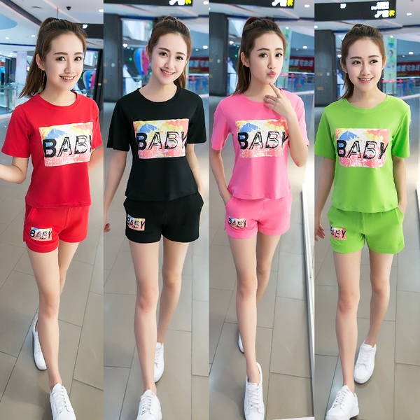 Αθλητική γυναικεία φόρμα σε κόκκινο, πράσινο, μαύρο και ροζ χρώμα