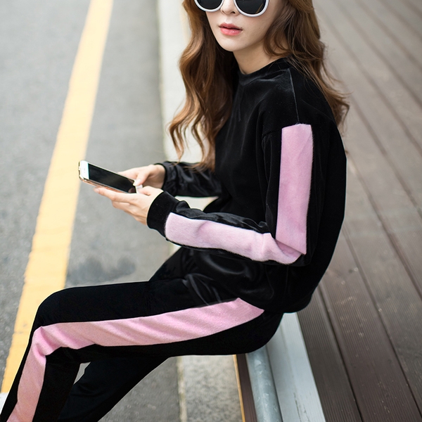 Κομψό σπορ γυναικείο σετ  σούπερ βελούδινο σε γκρι και ροζ χρώμα με μπλούζα με μακρύ μανίκι και σορτς