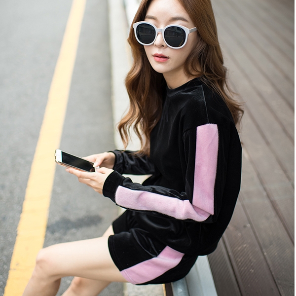 Κομψό σπορ γυναικείο σετ  σούπερ βελούδινο σε γκρι και ροζ χρώμα με μπλούζα με μακρύ μανίκι και σορτς