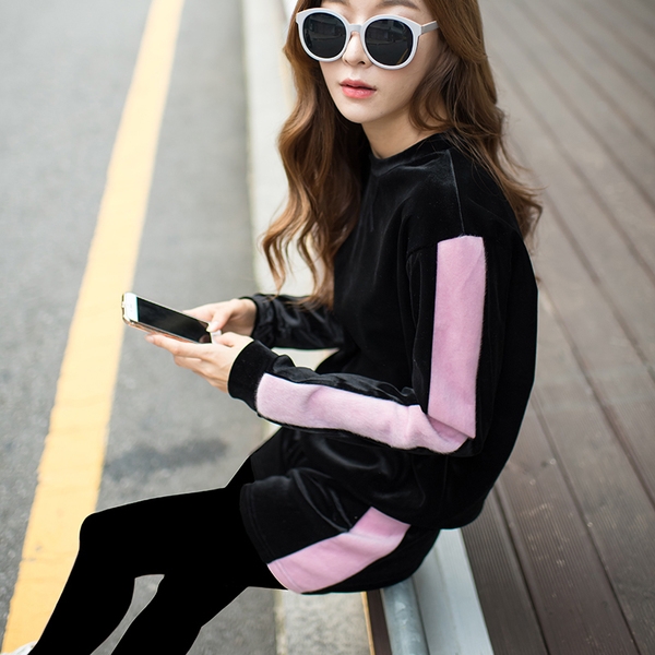 Κομψό σπορ γυναικείο σετ  σούπερ βελούδινο σε γκρι και ροζ χρώμα με μπλούζα με μακρύ μανίκι και σορτς