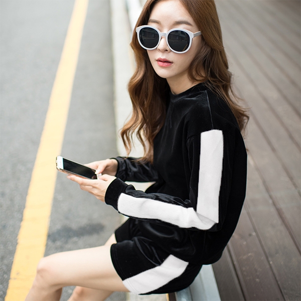 Κομψό σπορ γυναικείο σετ  σούπερ βελούδινο σε γκρι και ροζ χρώμα με μπλούζα με μακρύ μανίκι και σορτς