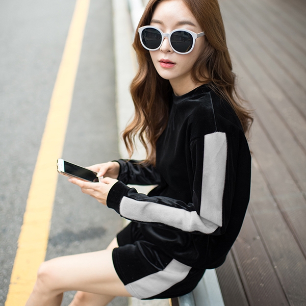 Κομψό σπορ γυναικείο σετ  σούπερ βελούδινο σε γκρι και ροζ χρώμα με μπλούζα με μακρύ μανίκι και σορτς