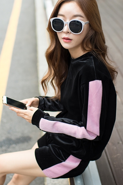 Κομψό σπορ γυναικείο σετ  σούπερ βελούδινο σε γκρι και ροζ χρώμα με μπλούζα με μακρύ μανίκι και σορτς