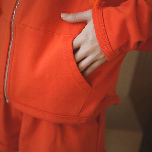 Γυναικεία αθλητική φόρμα -   σορτς  και  μπλούζα με κουκούλα  σε πορτοκαλί χρώμα