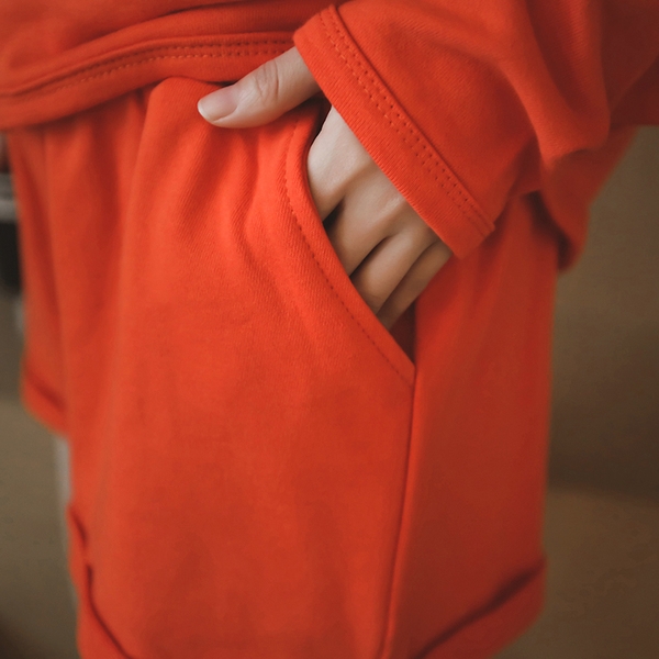 Γυναικεία αθλητική φόρμα -   σορτς  και  μπλούζα με κουκούλα  σε πορτοκαλί χρώμα