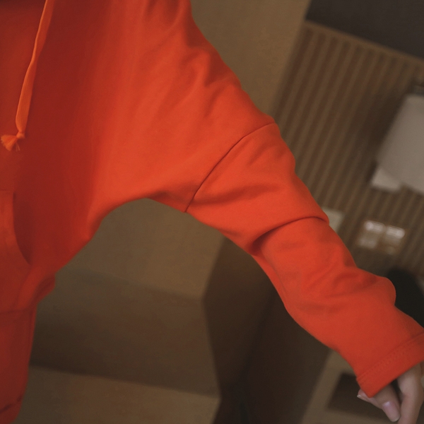 Γυναικεία αθλητική φόρμα -   σορτς  και  μπλούζα με κουκούλα  σε πορτοκαλί χρώμα