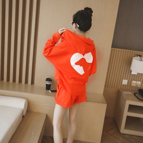 Γυναικεία αθλητική φόρμα -   σορτς  και  μπλούζα με κουκούλα  σε πορτοκαλί χρώμα