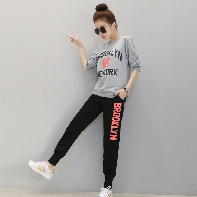 Αθλητικό γυναικείο σετ - Μπλούζα σε διάφορα χρώματα και μαύρο παντελόνι με επιγραφές