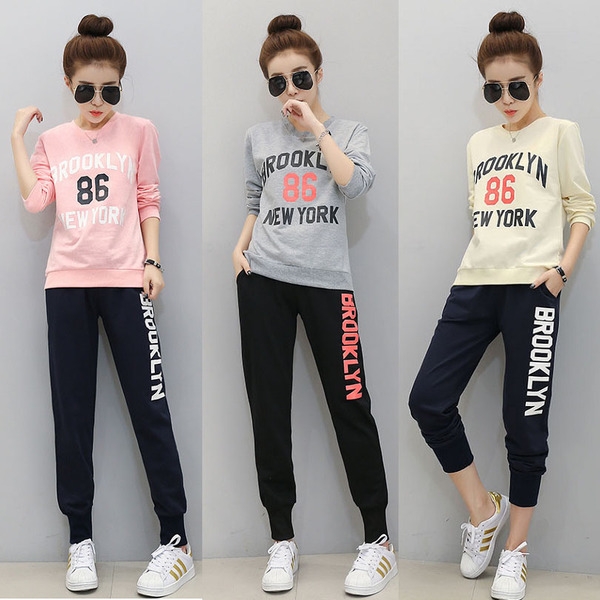 Αθλητικό γυναικείο σετ - Μπλούζα σε διάφορα χρώματα και μαύρο παντελόνι με επιγραφές