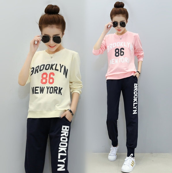 Αθλητικό γυναικείο σετ - Μπλούζα σε διάφορα χρώματα και μαύρο παντελόνι με επιγραφές