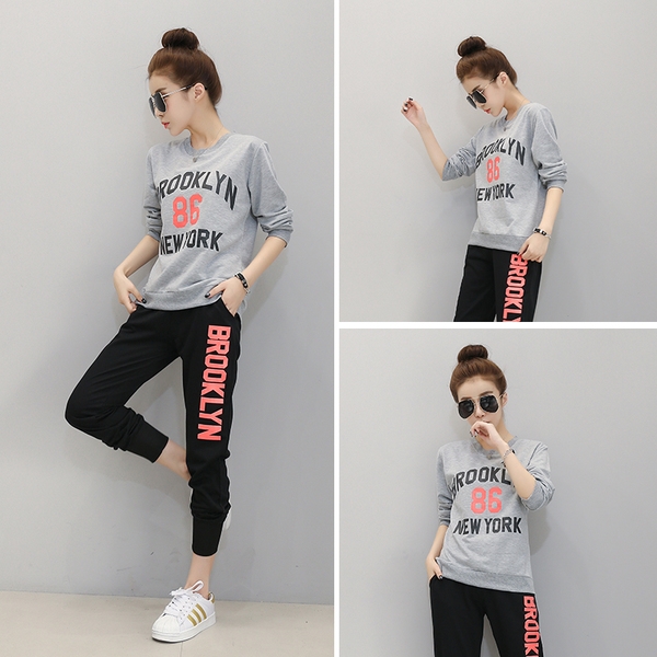 Αθλητικό γυναικείο σετ - Μπλούζα σε διάφορα χρώματα και μαύρο παντελόνι με επιγραφές