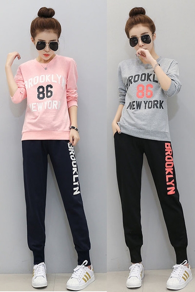 Αθλητικό γυναικείο σετ - Μπλούζα σε διάφορα χρώματα και μαύρο παντελόνι με επιγραφές