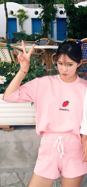 Γυναικεία αθλητική φόρμα σε ροζ, λευκό και μαύρο χρώμα - ευρύ σχέδιο και 3/4 μανίκι