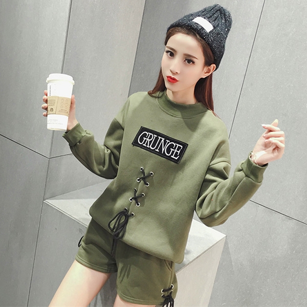 Γυναικείο κομψό  αθλητικό σύνολο σε κόκκινο, μαύρο και πράσινο χρώμα με κορδόνια