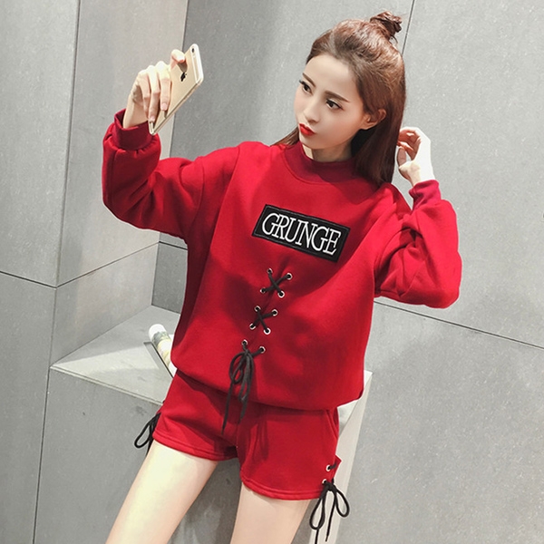 Γυναικείο κομψό  αθλητικό σύνολο σε κόκκινο, μαύρο και πράσινο χρώμα με κορδόνια