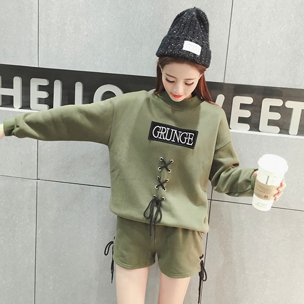 Γυναικείο κομψό  αθλητικό σύνολο σε κόκκινο, μαύρο και πράσινο χρώμα με κορδόνια