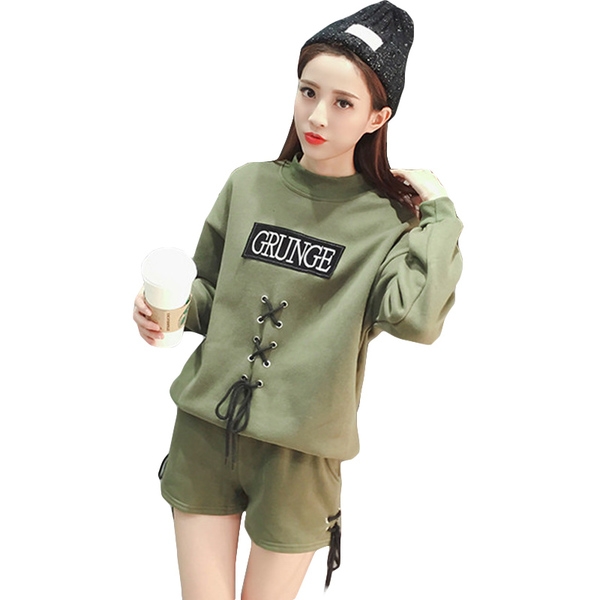 Γυναικείο κομψό  αθλητικό σύνολο σε κόκκινο, μαύρο και πράσινο χρώμα με κορδόνια