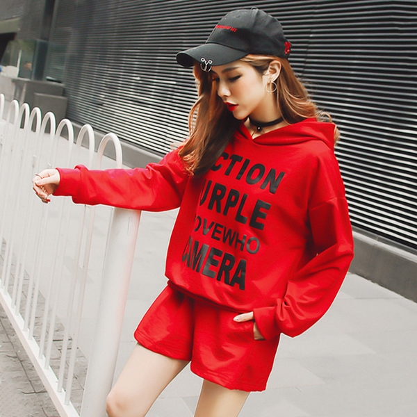 Κομψή γυναικεία φόρμα  - πουκάμισο με μακριά μανίκια και σορτς σε κόκκινο και μαύρο χρώμα και κουκούλα