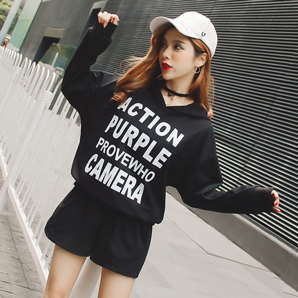 Κομψή γυναικεία φόρμα  - πουκάμισο με μακριά μανίκια και σορτς σε κόκκινο και μαύρο χρώμα και κουκούλα