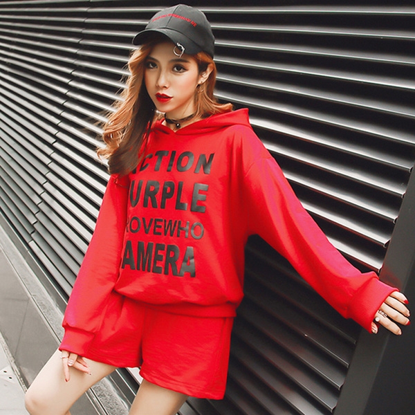 Κομψή γυναικεία φόρμα  - πουκάμισο με μακριά μανίκια και σορτς σε κόκκινο και μαύρο χρώμα και κουκούλα