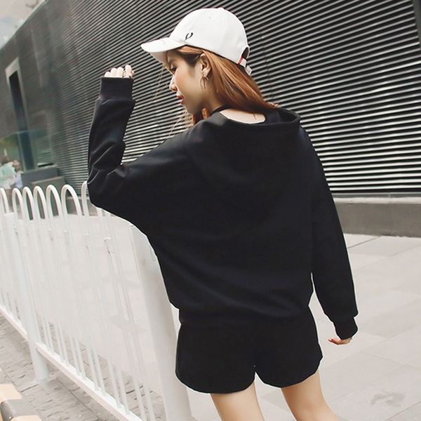 Κομψή γυναικεία φόρμα  - πουκάμισο με μακριά μανίκια και σορτς σε κόκκινο και μαύρο χρώμα και κουκούλα