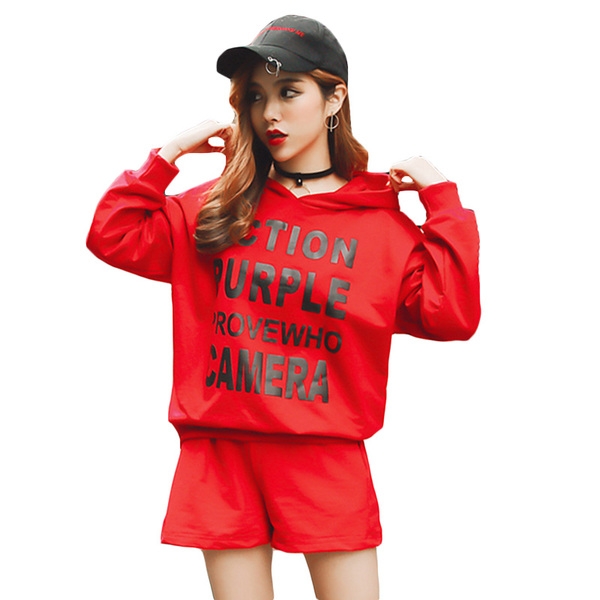 Κομψή γυναικεία φόρμα  - πουκάμισο με μακριά μανίκια και σορτς σε κόκκινο και μαύρο χρώμα και κουκούλα