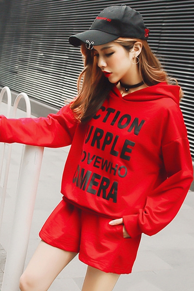 Κομψή γυναικεία φόρμα  - πουκάμισο με μακριά μανίκια και σορτς σε κόκκινο και μαύρο χρώμα και κουκούλα