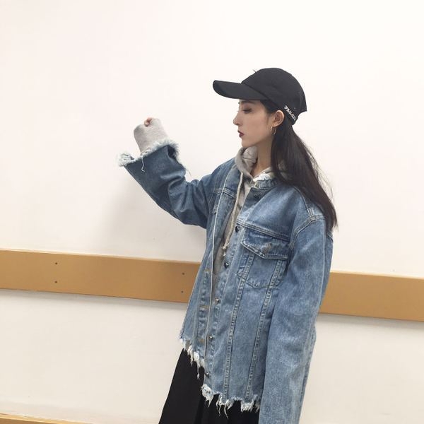 τζιν μπουφάν Κομψή των γυναικών σε μια ευρεία μοντέλο και ασταθής με κουμπιά