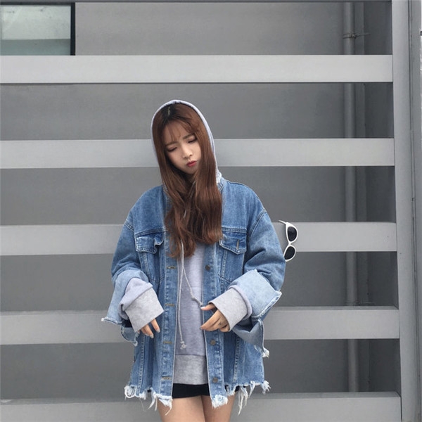 τζιν μπουφάν Κομψή των γυναικών σε μια ευρεία μοντέλο και ασταθής με κουμπιά