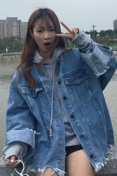 τζιν μπουφάν Κομψή των γυναικών σε μια ευρεία μοντέλο και ασταθής με κουμπιά