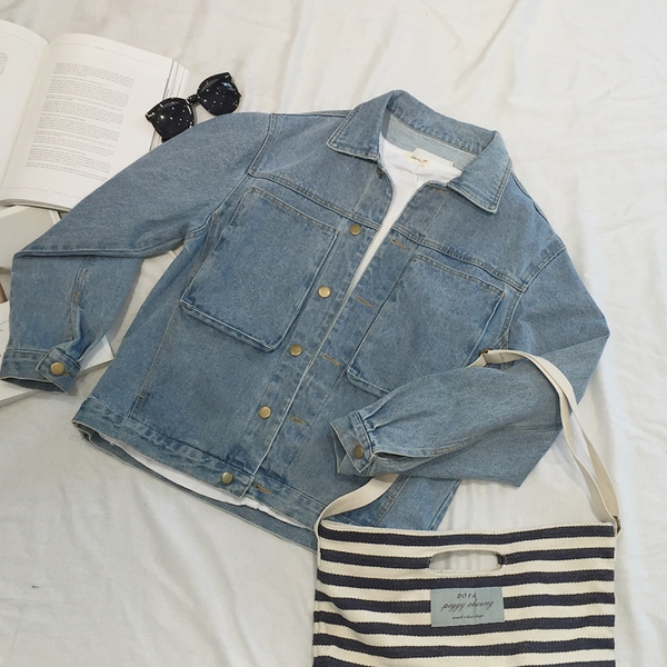 Широко дънково дамско яке с дълбоки джобове и копчета в светъл цвят