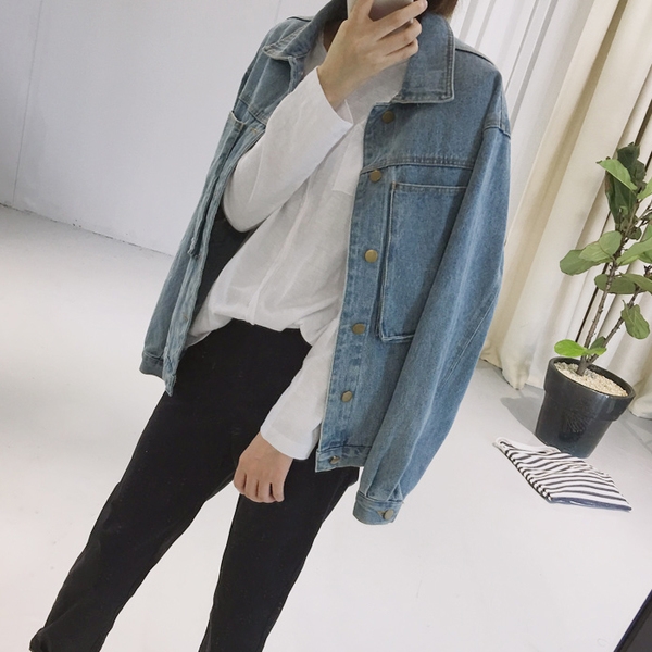 Широко дънково дамско яке с дълбоки джобове и копчета в светъл цвят