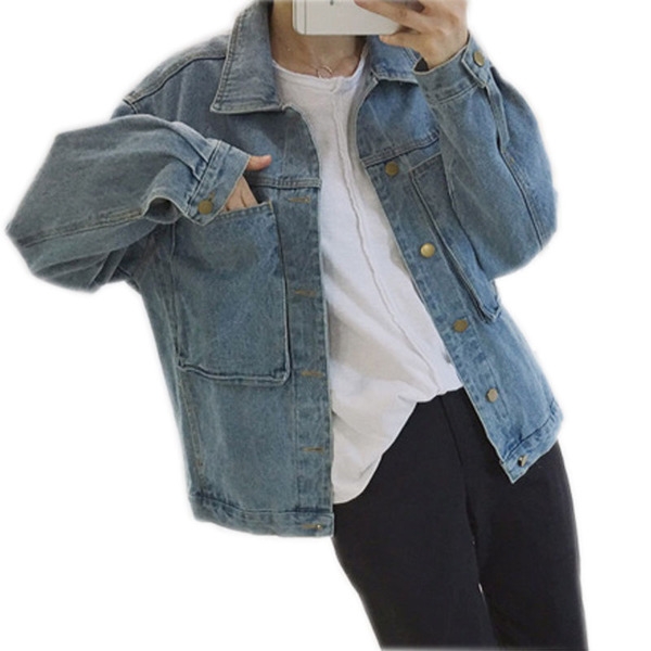 Широко дънково дамско яке с дълбоки джобове и копчета в светъл цвят