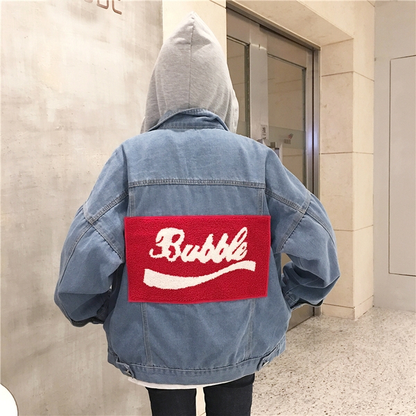 τζιν μπουφάν των γυναικών με κουκούλα, μεγάλο μοντέλο με μια επιγραφή στο πίσω μέρος σε φωτεινά χρώματα