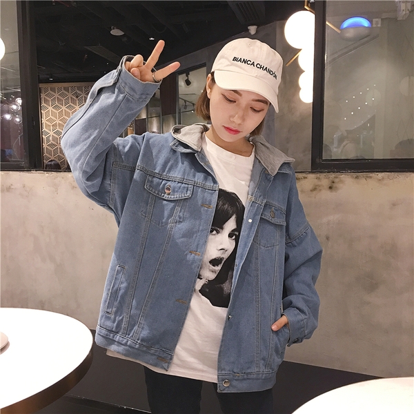 τζιν μπουφάν των γυναικών με κουκούλα, μεγάλο μοντέλο με μια επιγραφή στο πίσω μέρος σε φωτεινά χρώματα