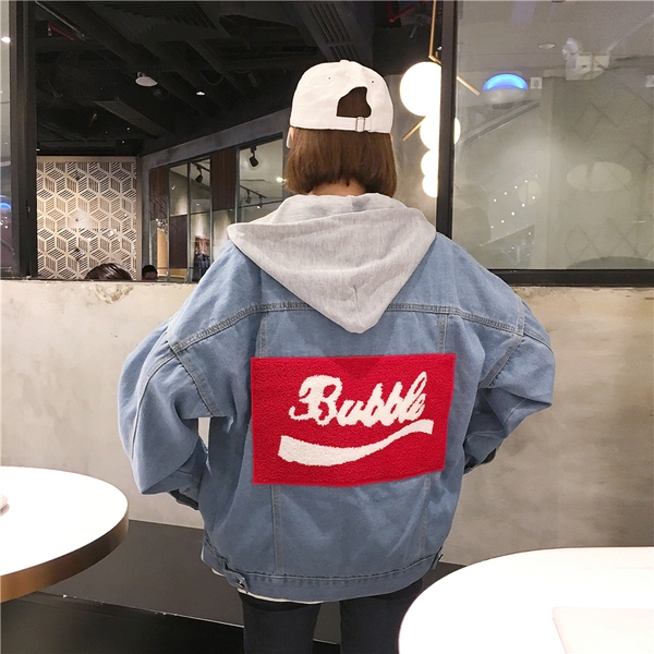 τζιν μπουφάν των γυναικών με κουκούλα, μεγάλο μοντέλο με μια επιγραφή στο πίσω μέρος σε φωτεινά χρώματα