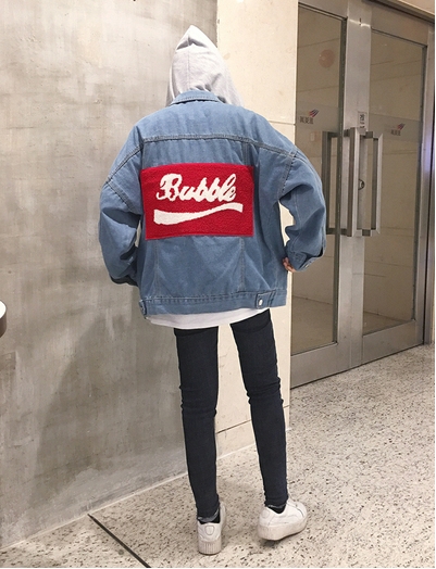 τζιν μπουφάν των γυναικών με κουκούλα, μεγάλο μοντέλο με μια επιγραφή στο πίσω μέρος σε φωτεινά χρώματα