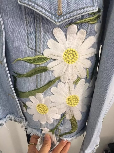 τζιν μπουφάν των γυναικών σε σκούρο μπλε και το γαλάζιο κεντημένα λουλούδια