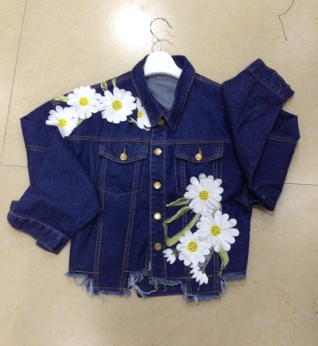 τζιν μπουφάν των γυναικών σε σκούρο μπλε και το γαλάζιο κεντημένα λουλούδια