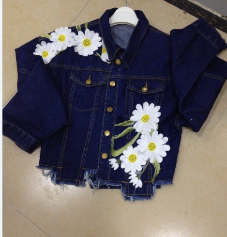 τζιν μπουφάν των γυναικών σε σκούρο μπλε και το γαλάζιο κεντημένα λουλούδια