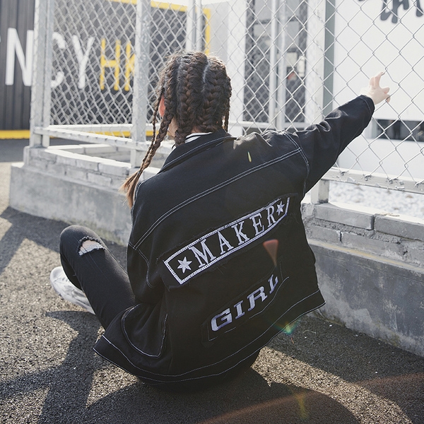 Ευρεία τζιν μπουφάν για τις κυρίες με επιγραφές στην πλάτη σε μαύρο χρώμα με κουμπιά