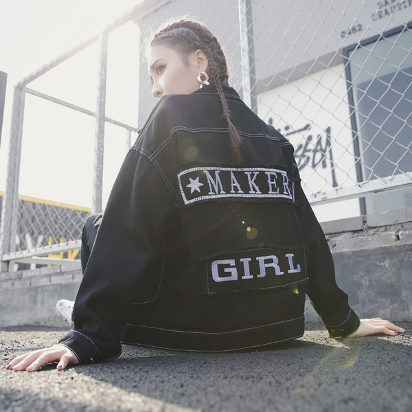 Ευρεία τζιν μπουφάν για τις κυρίες με επιγραφές στην πλάτη σε μαύρο χρώμα με κουμπιά