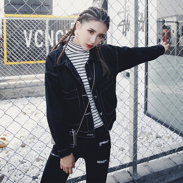 Ευρεία τζιν μπουφάν για τις κυρίες με επιγραφές στην πλάτη σε μαύρο χρώμα με κουμπιά