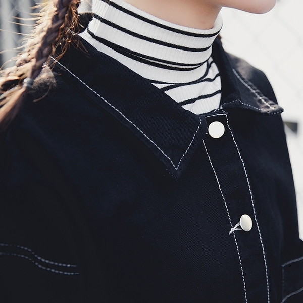 Ευρεία τζιν μπουφάν για τις κυρίες με επιγραφές στην πλάτη σε μαύρο χρώμα με κουμπιά