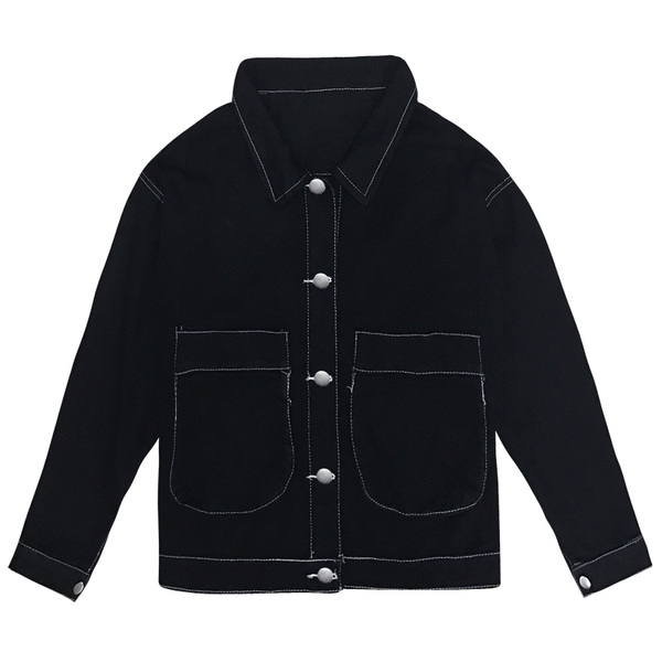 Ευρεία τζιν μπουφάν για τις κυρίες με επιγραφές στην πλάτη σε μαύρο χρώμα με κουμπιά