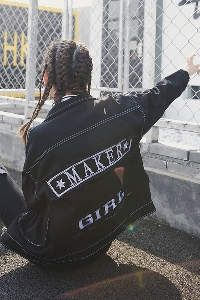 Широко дънково яке за дамите с надписи на гърба в черен цвят с копчета