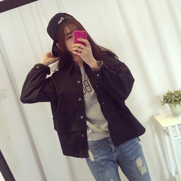 τζιν μπουφάν κομψό μαύρο γυναικών σε ένα ευρύ μοντέλο με κουμπιά