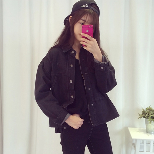 τζιν μπουφάν κομψό μαύρο γυναικών σε ένα ευρύ μοντέλο με κουμπιά