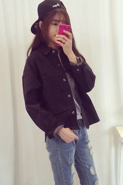 τζιν μπουφάν κομψό μαύρο γυναικών σε ένα ευρύ μοντέλο με κουμπιά